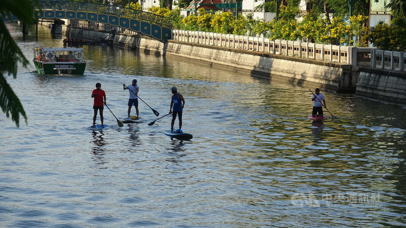 泰國人拉塔薩帕（Rattasapa Mahachon）熱愛水上運動，他和同好們在曼谷老城區運河划槳板。中央社記者呂欣憓曼谷攝 111年2月25日