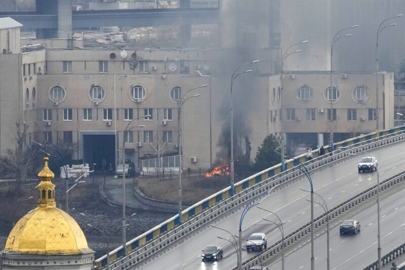 烏克蘭遭俄羅斯入侵，許多城市傳出遭飛彈攻擊，網路上紛紛出現「今日烏克蘭，明日台灣」的討論。圖為24日基輔一座軍事建築附近冒出濃煙和火焰。（美聯社）