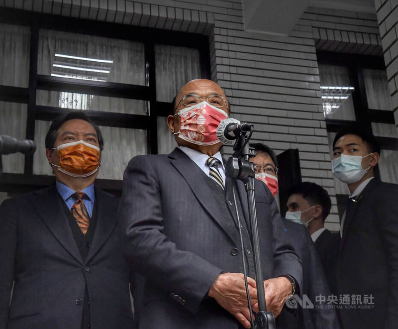 行政院長蘇貞昌（前）24日上午在立法院受訪指出，俄羅斯破壞和平入侵烏克蘭，全世界予以嚴厲譴責，台灣也一樣，要嚴厲譴責這種侵略行動，也會與民主國家同步予以制裁。中央社記者王飛華攝 111年2月25日