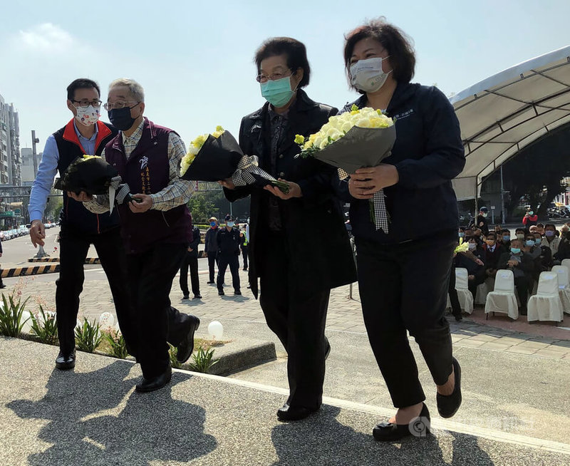 嘉義市政府25日在228紀念碑前廣場舉行228事件追思紀念會,市長黃敏惠(右)、前監察院長張博雅(右2)及嘉義市228紀念文教基金會董事長江榮森(右3)一同獻花追悼。中央社記者黃國芳攝 111年2月25日