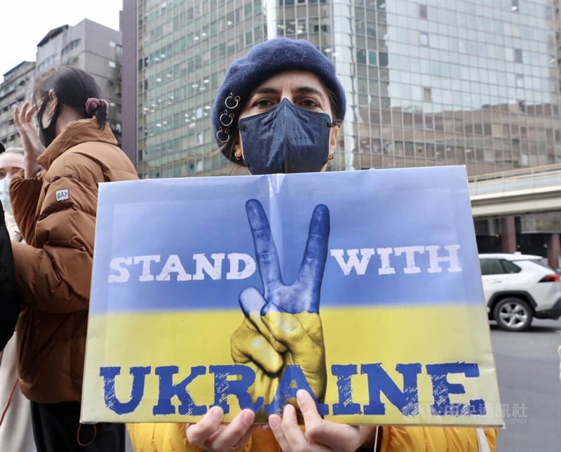 俄羅斯總統蒲亭宣布對烏克蘭採取特殊軍事行動,基輔當地頻傳砲火。多名在台外籍人士25日下午前往莫北協駐台北代表處外,以行動表達對烏克蘭的聲援、抗議俄羅斯發動戰爭。中央社記者張皓安攝 111年2月25日