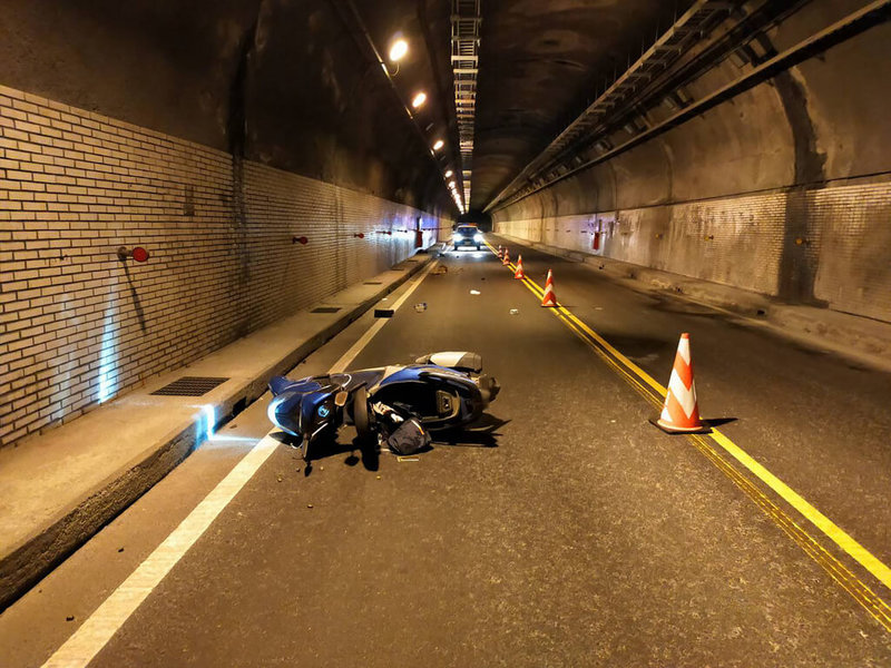 花蓮43歲周姓女子26日凌晨酒後獨自騎車返家,行經舊蘇花台9丁線62.6公里處和仁隧道不明原因自摔,頭部重創,送醫不治。肇事原因仍待警方調查釐清。(新城警分局提供)中央社記者張祈傳真 111年2月26日