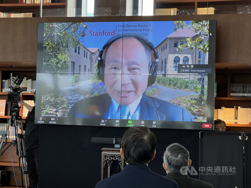 美國重量級政治學大師福山26日以視訊方式發表演說,他認為中國武力犯台已變可想像的局面,並擔憂台灣自衛決心不如烏克蘭。中央社記者黃雅詩攝 111年2月26日