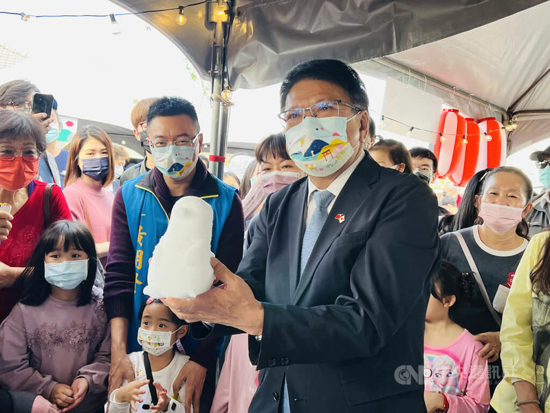 「屏東.日本友好感謝祭」228連假在屏東勝利星村登場,北海道旭川市也特別空運企鵝雪人來台,展區並提供北海道白雪供民眾體驗DIY雪人,屏東縣長潘孟安(前)26日也到場同樂。中央社記者李卉婷攝 111年2月26日
