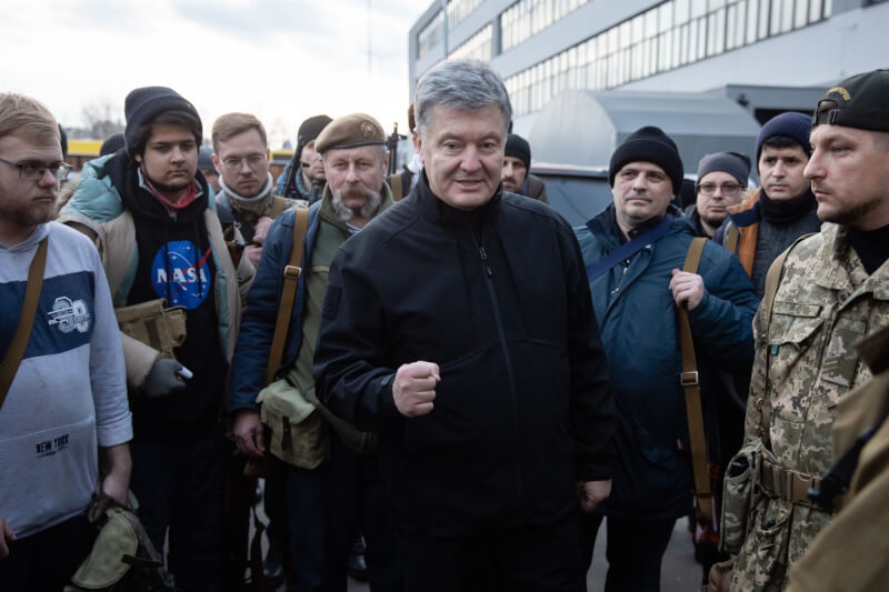烏克蘭前總統波洛申科（中）。（圖取自facebook.com/petroporoshenko）