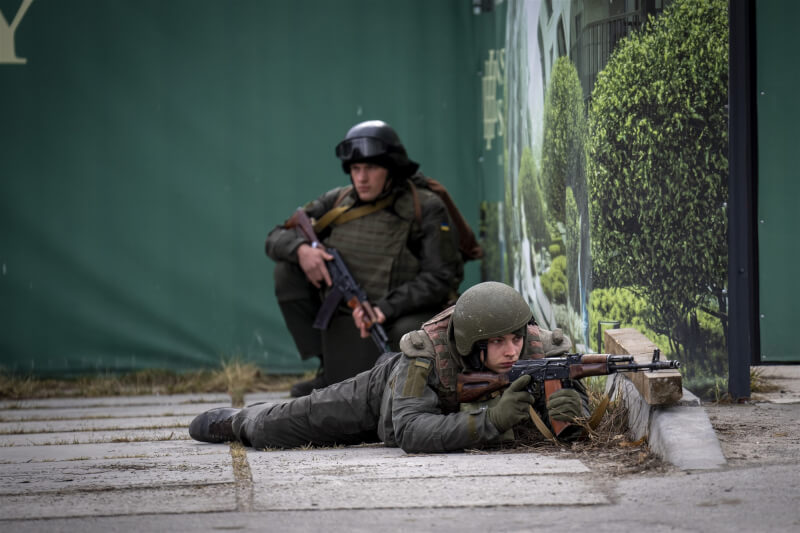 烏克蘭軍隊25日在首都基輔抵抗俄軍進犯。圖為25日在基輔市中心的烏克蘭士兵。(美聯社)
