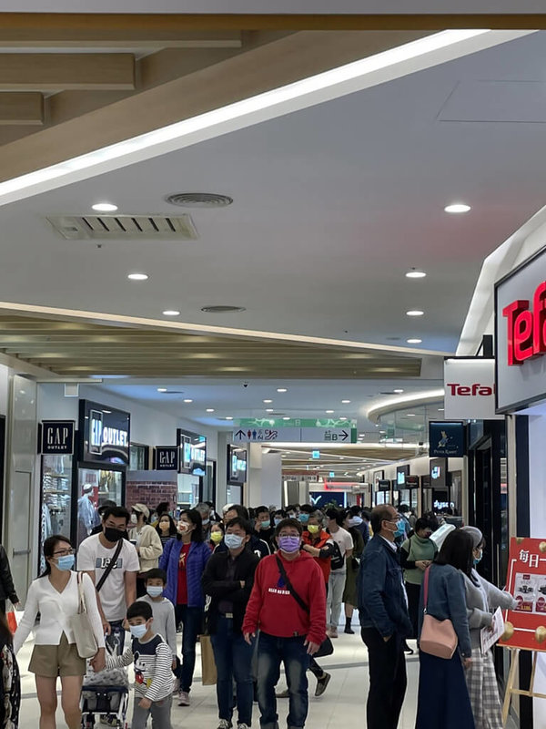 台南三井OUTLET於25日正式開幕,26日迎來開幕後首個週末假日,也是228連假第一天,吸引大批人潮前往逛街購物吃美食。(讀者提供)中央社記者張榮祥台南傳真 111年2月26日