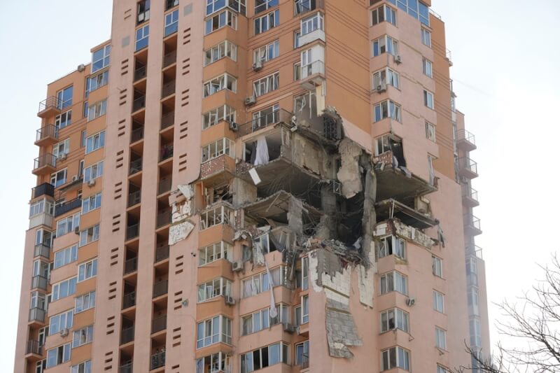 圖為2月26日基輔可見一處大樓遭飛彈波及炸出大洞。（美聯社）