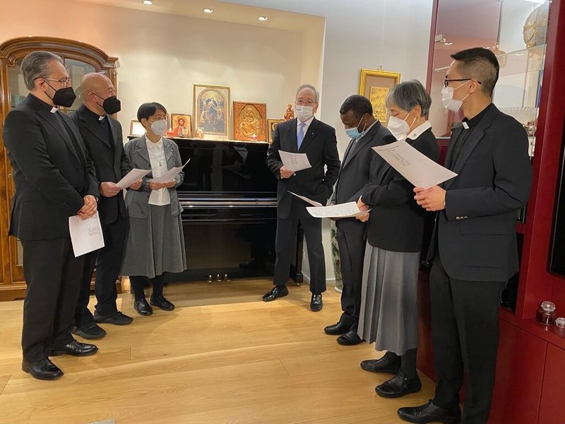 駐教廷大使李世明(右4)26日舉行為烏克蘭和平祈禱會,與會台灣修女李碧圓(右2)帶領祈禱,盼天主保佑烏克蘭停火與台海和平。(駐教廷大使館提供)中央社記者黃雅詩傳真 111年2月27日