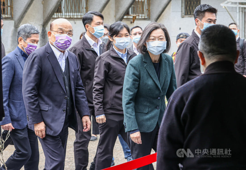 總統蔡英文(前左2)與行政院長蘇貞昌(前左)等人27日走訪不義遺址「安康接待室」,蔡總統表示,不論是台灣民主的發展還是轉型正義的腳步會持續往前,不會停止。中央社記者鄭清元攝 111年2月27日
