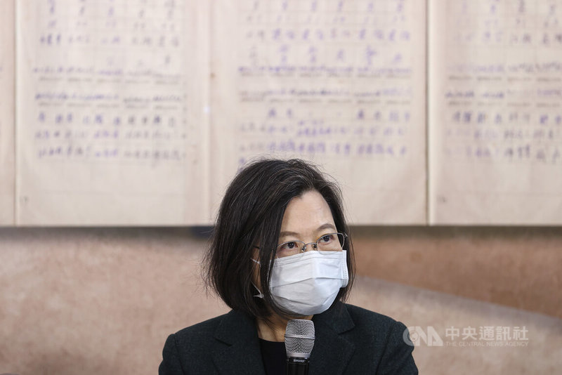 總統蔡英文27日走訪不義遺址「安康接待室」,她說,重新檢視這些不堪回首的歷史,要證明民主化以後的台灣,推動轉型正義以後的政府絕對不會再走向威權回頭路。中央社記者鄭清元攝 111年2月27日