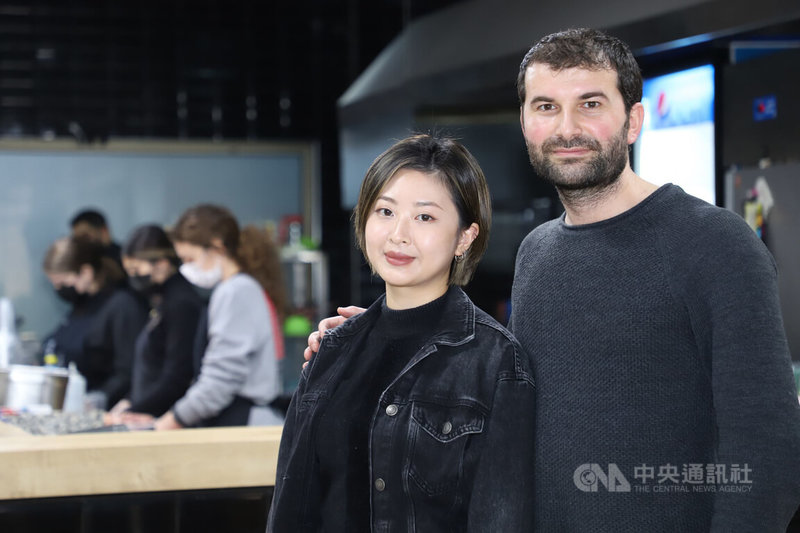 Jün Taiwanese Kitchen(暫譯「均台灣廚房」)負責人涂瑟法(前右)、陳俞均(前左)夫婦7日受訪時表示,希望用美食把台灣介紹給土耳其人。中央社記者何宏儒伊茲米爾攝 111年2月27日