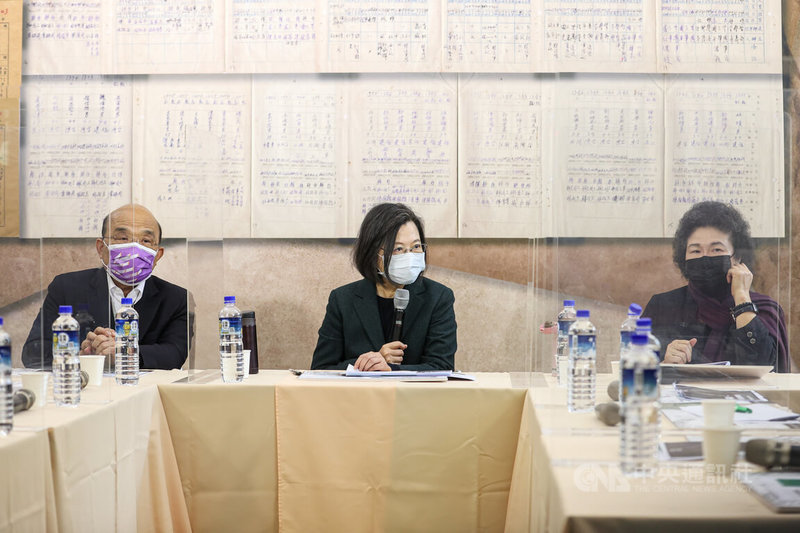 總統蔡英文(中)、行政院長蘇貞昌(左)與監察院長陳菊(右)等人27日走訪不義遺址「安康接待室」,蔡總統表示,美麗島事件過後,陳菊、姚嘉文、陳忠信都曾被關押在這裡,他們即使身心面對極大考驗,仍然始終堅持自己的信念,她非常感佩。中央社記者鄭清元攝 111年2月27日