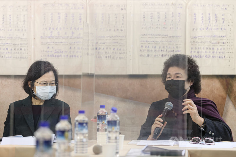 總統蔡英文(左)與監察院長陳菊(右)27日走訪安康接待室,陳菊重返曾被關押的地方,她說,百感交集,一晃時間過了42年。中央社記者鄭清元攝 111年2月27日