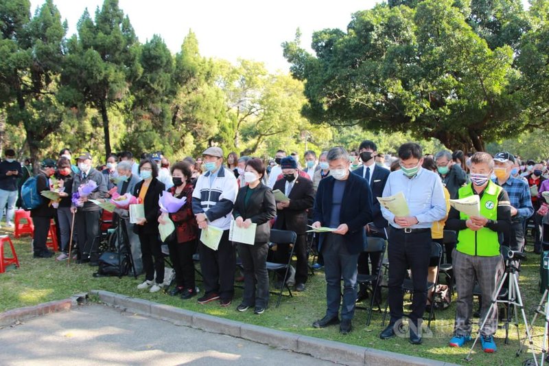 台中公義行動教會27日在台中公園更樓前舉辦228追思紀念禮拜,台中市長盧秀燕(前右4)、立法院副院長蔡其昌(前右3)等人出席。中央社記者蘇木春攝 111年2月27日
