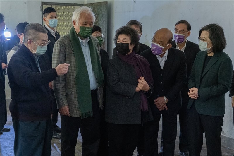 總統蔡英文(右1)、行政院長蘇貞昌(右2)、監察院長陳菊(中)、總統府資政姚嘉文(左2)、政治受難者陳忠信(左1)27日走訪安康接待室。(總統府提供)中央社記者葉素萍傳真 111年2月27日