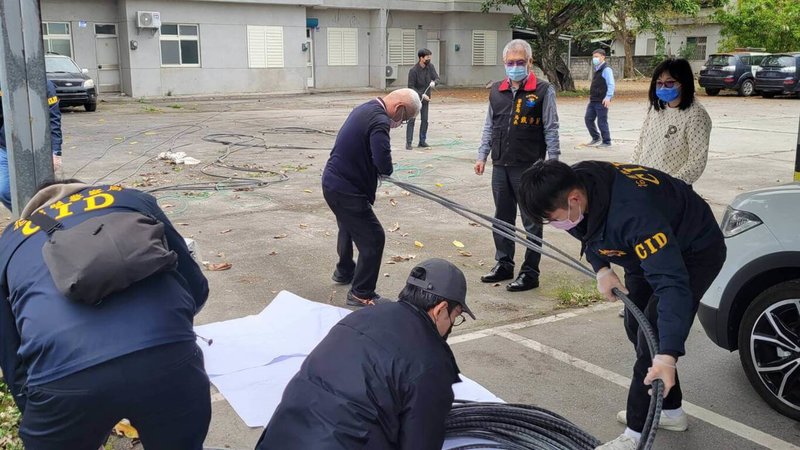 竊盜集團竟將蘇花改隧道的供電系統纜線偷走,行控中心發現後通報,警方多路攔查,查獲4車逮6人送辦;被竊500公尺長的電纜線,市值約新台幣10多萬元,但復工費用難估計,影響行車安全甚大。(花蓮縣警察局提供)中央社記者李先鳳傳真 111年2月27日
