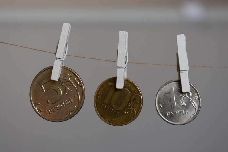 西方國家決定將特定俄羅斯銀行逐出環球銀行金融電信協會(SWIFT)支付系統。圖為俄羅斯盧布。(圖取自Pixabay圖庫)