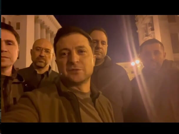 澤倫斯基（前中）25日上傳自拍影片，拍下他跟重要幕僚仍在首都，戳破他逃離基輔的假訊息。（圖取自instagram.com/zelenskiy_official）