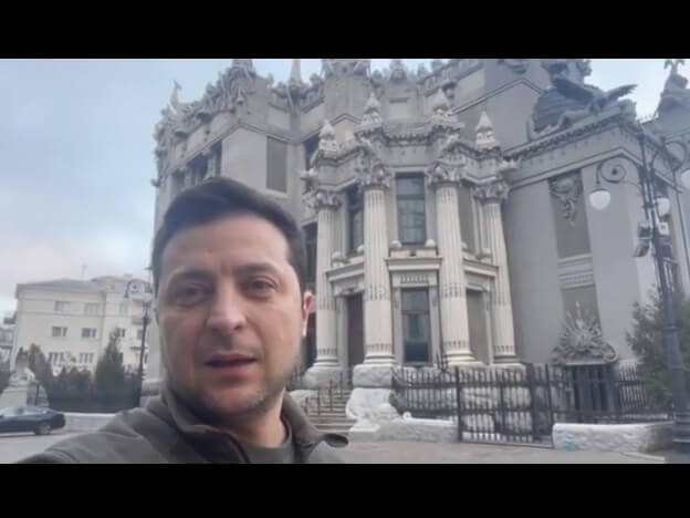 澤倫斯基26日上午以自拍影片對民眾喊話：「我們將捍衛我們的國家。」（圖取自instagram.com/zelenskiy_official）