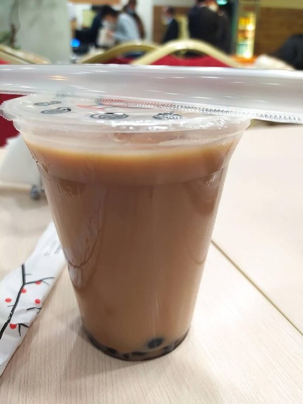 俄烏戰事持續,6名留學烏克蘭的台籍學生26日晚間抵達波蘭,通過邊境檢查後,順利入境波蘭,駐波蘭台北代表處還送上珍珠奶茶等台灣味。(留學生Simon提供)中央社記者許秩維傳真 111年2月27日