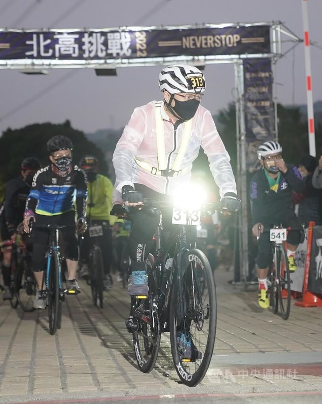台北市長柯文哲（前）在市長任內最後一次挑戰騎單車「一日北高」，27日一早到北投關渡宮集合出發。中央社記者徐肇昌攝 111年2月27日
