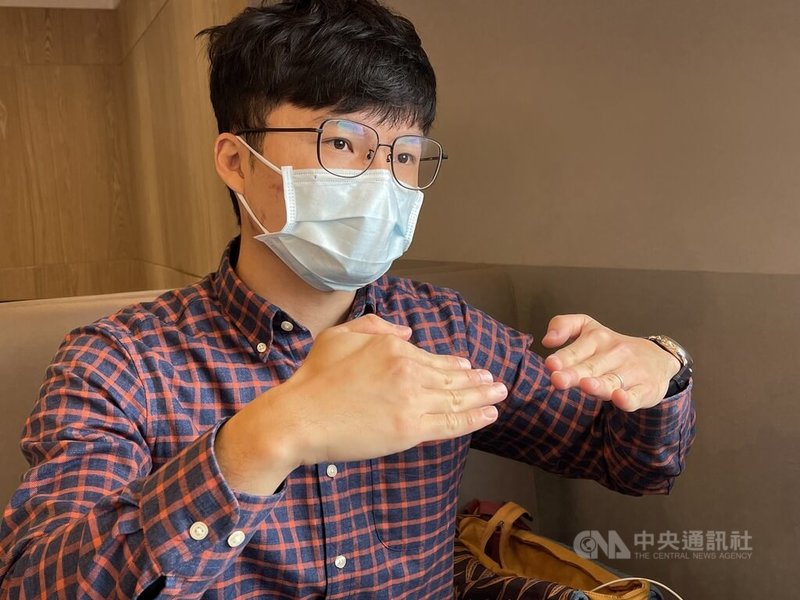 國內機車行車紀錄器普及率不高,導致許多事故當事人難以取得求償證據,81年次的資訊工程師Leon無償打造行車影像分享平台,透過地圖媒合散布於網路的影像與事主,幫助釐清意外發生經過,也期盼提升國人防衛駕駛觀念。中央社記者陳昱婷攝 111年2月28日