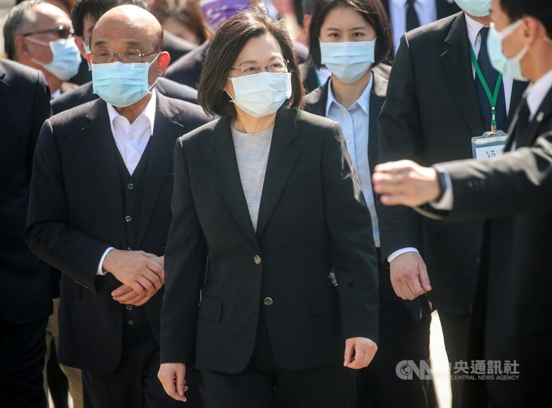 總統蔡英文(前中)、行政院長蘇貞昌(前左)28日上午在基隆,出席228事件75週年中樞紀念儀式。中央社記者吳家昇攝 111年2月28日