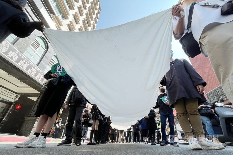 228事件75週年,民間團體28日上午發起第6次「228.0紀念行動」,參與者舉著白布從「天馬茶房」出發遊行至「行政長官公署」(行政院),紀念228受害者。中央社記者徐肇昌攝 111年2月28日