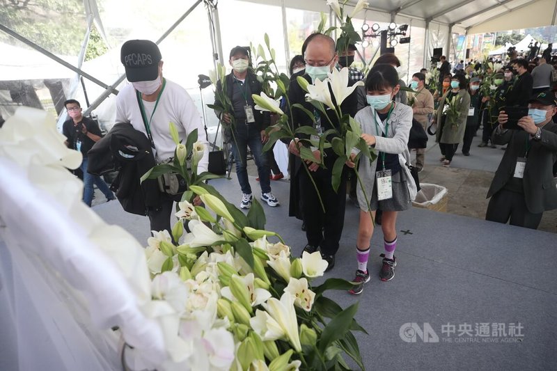 228事件75週年中樞紀念儀式28日上午在基隆舉行,受難者家屬獻花致意。中央社記者吳家昇攝 111年2月28日