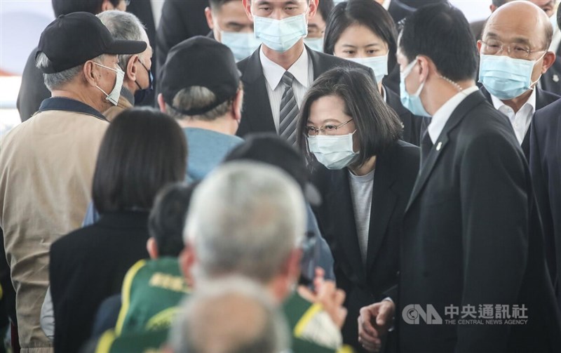 總統蔡英文(前右2)28日上午在基隆出席228中樞紀念儀式,並向受難者家屬表達慰問。中央社記者吳家昇攝 111年2月28日