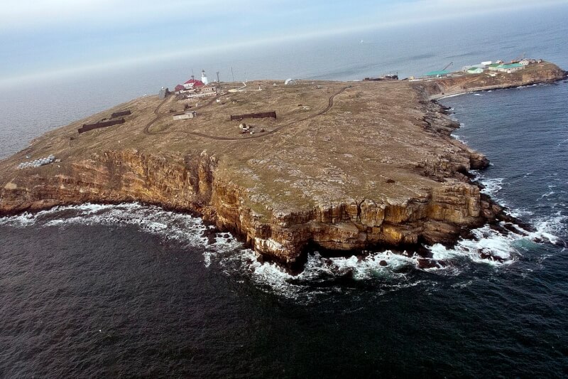 烏克蘭位於黑海的蛇島(圖)日前遭俄軍攻佔,鎮守島上的13名士兵推測全數殉國。不過,基輔獨立報28日發文稱,據烏國海軍消息,這些士兵可能還活著,且已遭俄軍俘虜。(圖取自維基共享資源;作者Фотонак ,CC BY-SA 4.0)