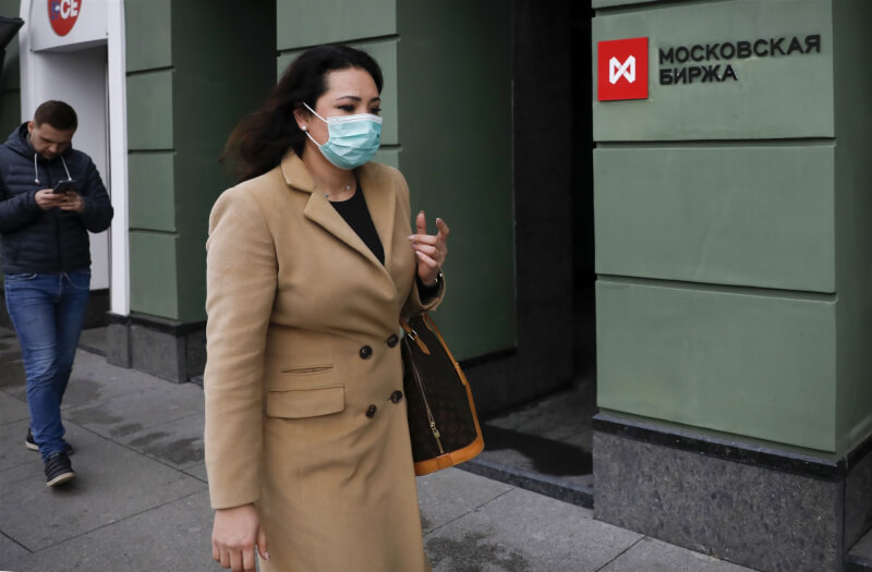 圖為民眾經過莫斯科證券交易所門口。(美聯社)