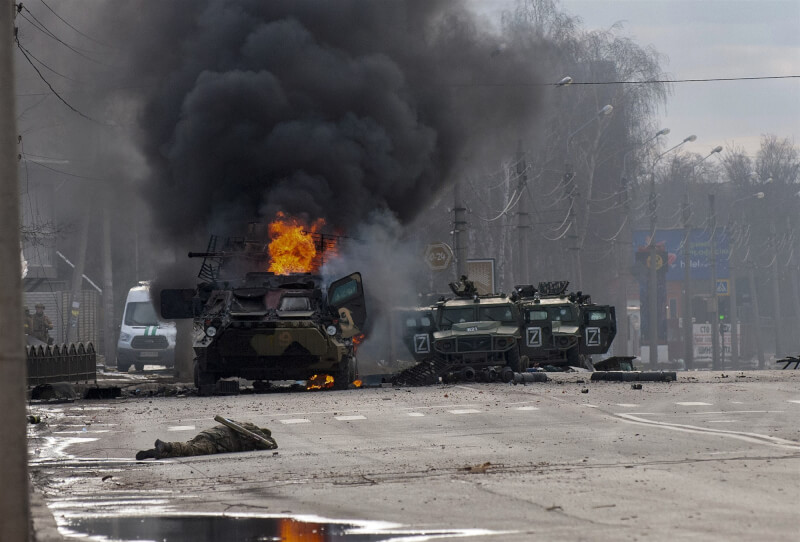 CNN報導，俄羅斯提供誘人條件徵召罪犯入伍上戰場。圖為3月一輛俄羅斯裝甲車在哈爾科夫街上燃燒。（美聯社）