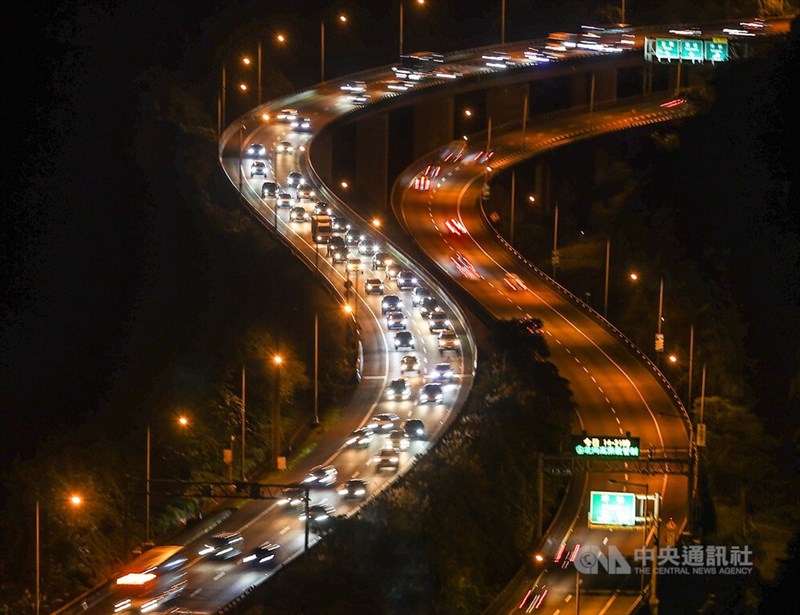 228連續假期最後一天，國道5號28日湧現北返車潮，車燈在夜晚中照亮山間。中央社記者鄭清元攝　111年2月28日