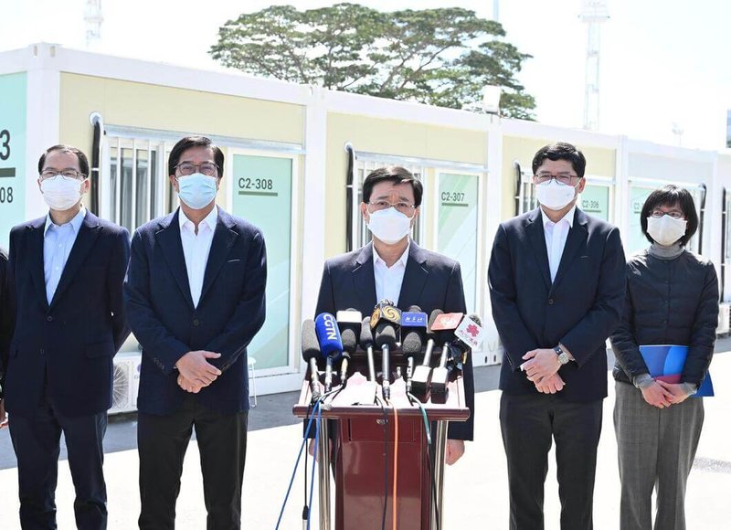 北京中央協助香港在離島青衣設立的社區隔離設施(俗稱方艙醫院)今天交付啟用,專門接收COVID-19確診輕症患者。圖為政務司長李家超(圖中)1日到場視察。(港府新聞處提供)中央社記者張謙香港傳真 111年3月1日