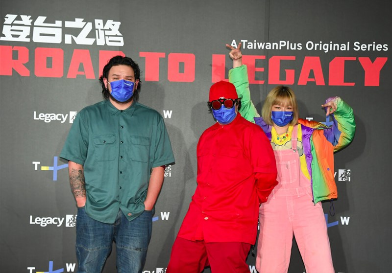樂團怕胖團主唱閃亮（中）參與紀實節目「登台之路」，訪談中直言不諱自己對音樂的堅持，坦然面對團員決定退出的考驗。（TaiwanPlus提供）中央社記者葉冠吟傳真 111年3月1日