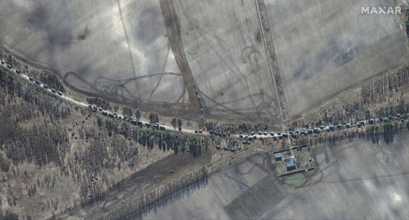 馬薩爾科技2月28日拍攝的衛星影像顯示,俄羅斯軍車隊伍在烏克蘭首都基輔北方綿延約64公里。(Maxar Technologies/Handout via 路透社)