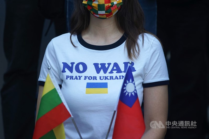 在台烏克蘭人與台灣人權促進會等團體1日到莫北協駐台代表處前舉行記者會，各國人士共同聲援烏克蘭，要求俄羅斯停止侵略戰爭。中央社記者裴禛攝 111年3月1日