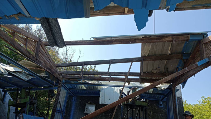 嘉義縣消防局1日下午獲報,指東石鄉永屯村一處爆竹煙火工廠火災,消防隊到場時已無火煙,但廠房疑因閃燃爆炸整個垮掉,1名員工灼傷送醫。(嘉義縣消防局提供)中央社記者蔡智明傳真 111年3月1日