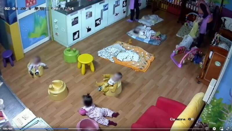 圖為華興托嬰中心托育人員疑似將嬰兒雙腳抓起,頭部倒掛。(圖取自facebook.com/wanyu.claire)