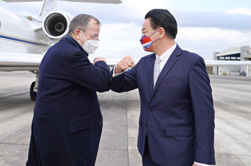 美國前參謀首長聯席會議主席穆倫(左)率領跨黨派資深代表團抵達,外交部長吳釗燮接機,以互碰手肘方式代替握手打招呼。(外交部提供)