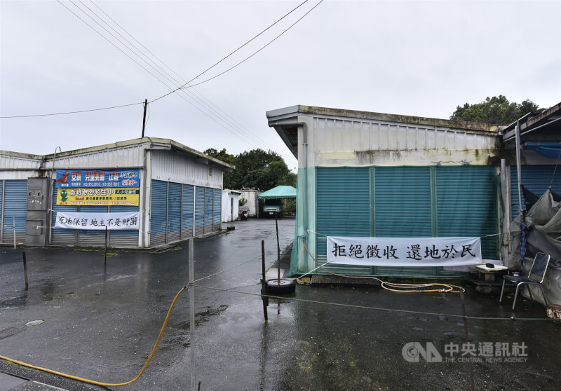 宜蘭地檢署偵辦縣府等機關相關人員涉弊案,全案疑與羅東「機6」用地旁的1558地號農地土地增值稅案有關。圖為土地工保區「機6」用地周遭建築貼上抗議標語。(中央社檔案照片)