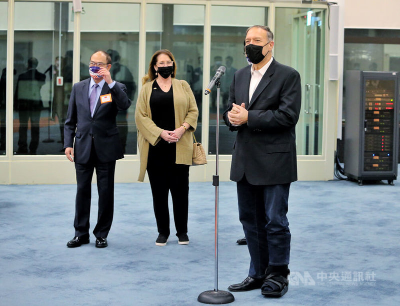 美國前國務卿蓬佩奧(Mike Pompeo)(右)2日晚間與夫人蘇珊(Susan Pompeo)(左2)率團搭機抵台訪問,蓬佩奧表示,很早以前就想來拜訪台灣民眾,非常期待後續的行程可以跟台灣政商界及民眾碰面。中央社記者吳睿騏桃園機場攝 111年3月2日