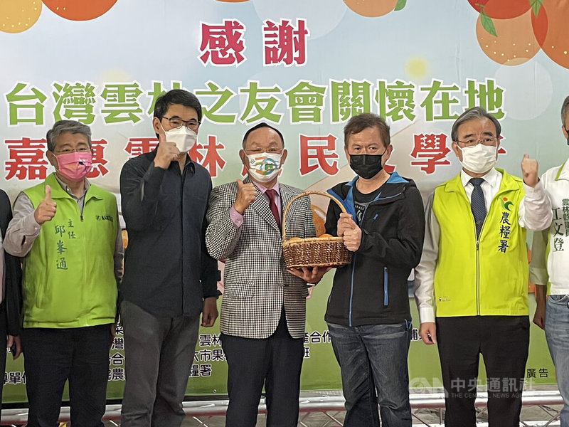 台灣雲林之友會出資新台幣150萬元,採購3750箱茂谷柑,農糧署2日在雲林縣荷苞果菜生產合作社舉行記者會,台灣雲林之友會創會理事長沈金柱(中)將茂谷柑送給學校代表,農糧署長胡忠一(右)和民進黨立委劉建國(左2)等人出席見證。中央社記者姜宜菁攝 111年3月2日