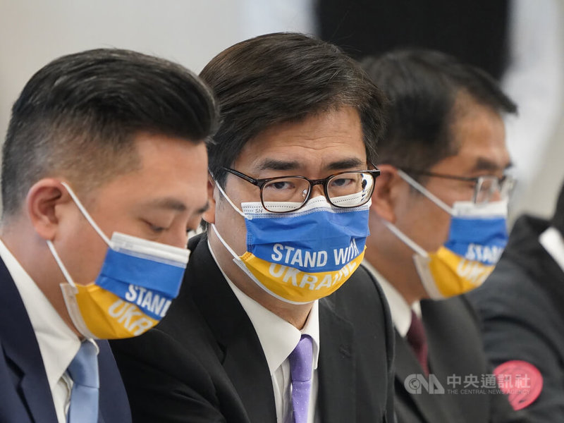 民進黨中執會2日通過台南市、高雄市及嘉義縣連任縣市長徵召案,高雄市長陳其邁(中)、台南市長黃偉哲、嘉義縣長翁章梁3人均通過將由黨主席徵召競選連任。中央社記者徐肇昌攝 111年3月2日
