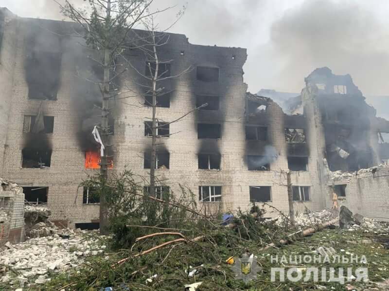 俄羅斯2日持續轟炸烏克蘭。圖為第2大城哈爾科夫,民宅、學校和行政大樓都遭攻擊。(圖取自facebook.com/UA.National.Police)
