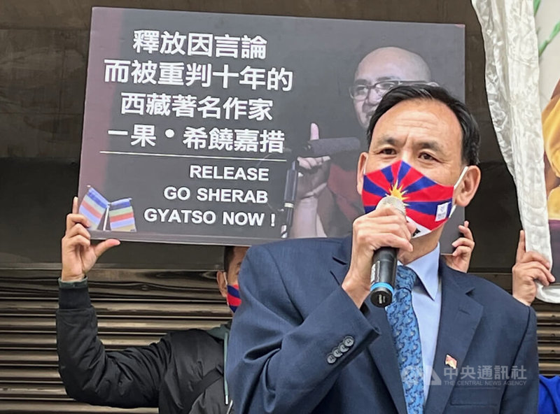 在台藏人團體2日在立法院前召開西藏抗暴日63週年台北大遊行行前記者會。達賴喇嘛西藏宗教基金會董事長格桑堅參說，揭露中共對西藏的殘暴政策是「我們的責任」。中央社記者李雅雯攝 111年3月2日