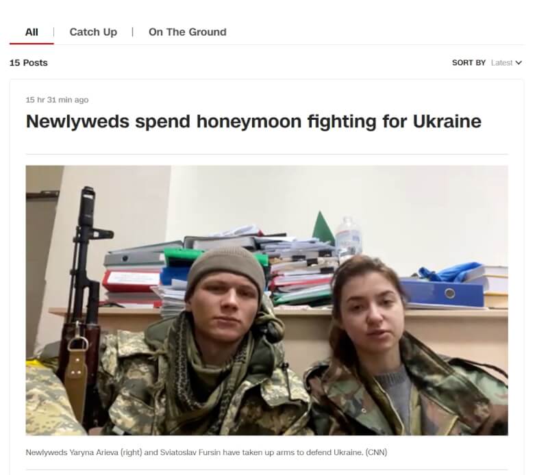 CNN報導,烏克蘭一對情侶在俄羅斯烏克蘭開戰日當天結為連理。兩人1日穿著迷彩夾克手持步槍接受訪問,談論在首都基輔圍城度過新婚蜜月的日子。(圖取自CNN網頁edition.cnn.com)