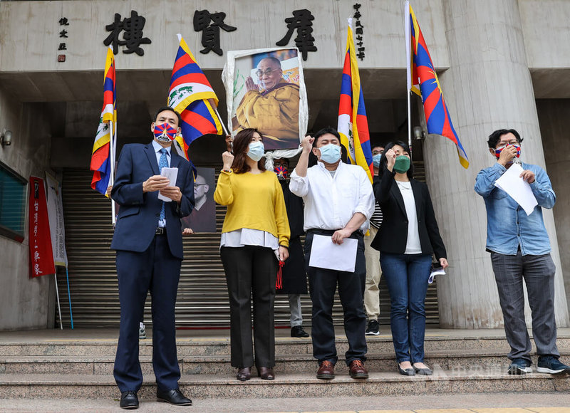 西藏自由抗暴日63週年,在台藏人團體將在台北街頭舉行大遊行,2日在立法院前召開行前記者會,呼籲台灣人、在台港人、維吾爾人一起加入,讓「Free Tibet」的支持聲音傳遍全世界,時代力量立委王婉諭(前右2)、民進黨立委林靜儀(前左2)等人也都到場支持。中央社記者鄭清元攝 111年3月2日